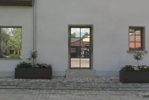 Umgebauter Bauernhof in Riedstadt mit Sonnenschutzfolie AX 20 an der Fensterfront zum Innenhof