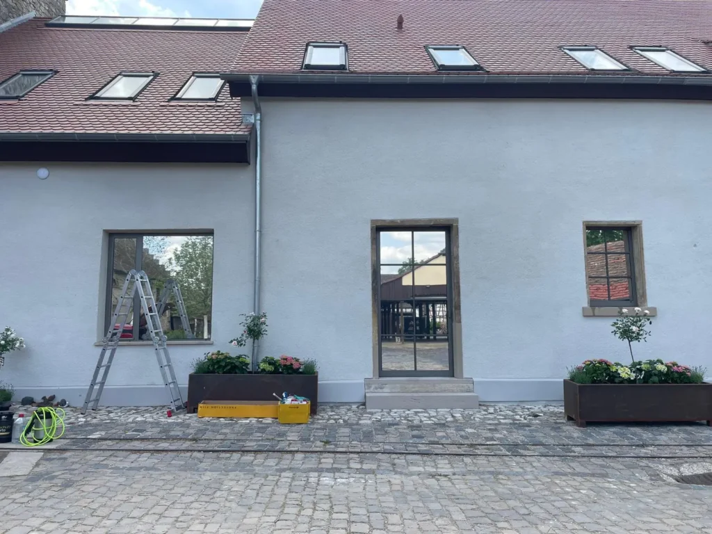 sonnenschutzfolie-bensheimer-hof-riedstadt-02-innenhof-waehrend-montage Innenhof des Bensheimer Hofs in Riedstadt während der Folierung der Fenster