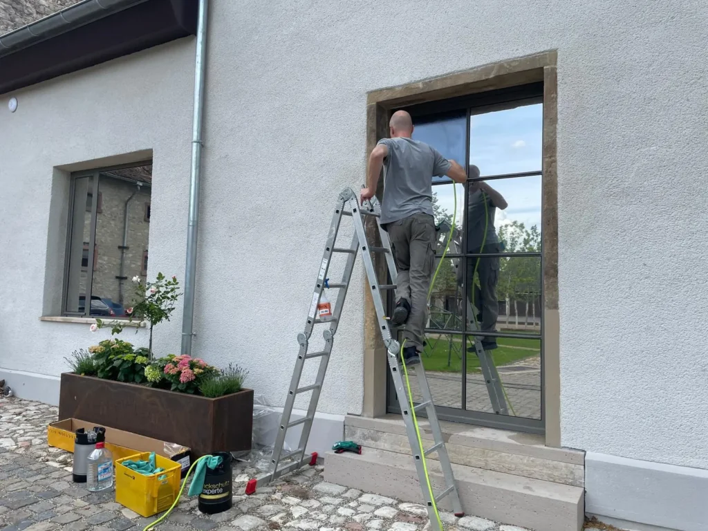 sonnenschutzfolie-bensheimer-hof-riedstadt-03-montage-sprossenfenster Montage der Sonnenschutzfolie als Außenverklebung an einem Sprossenfenster