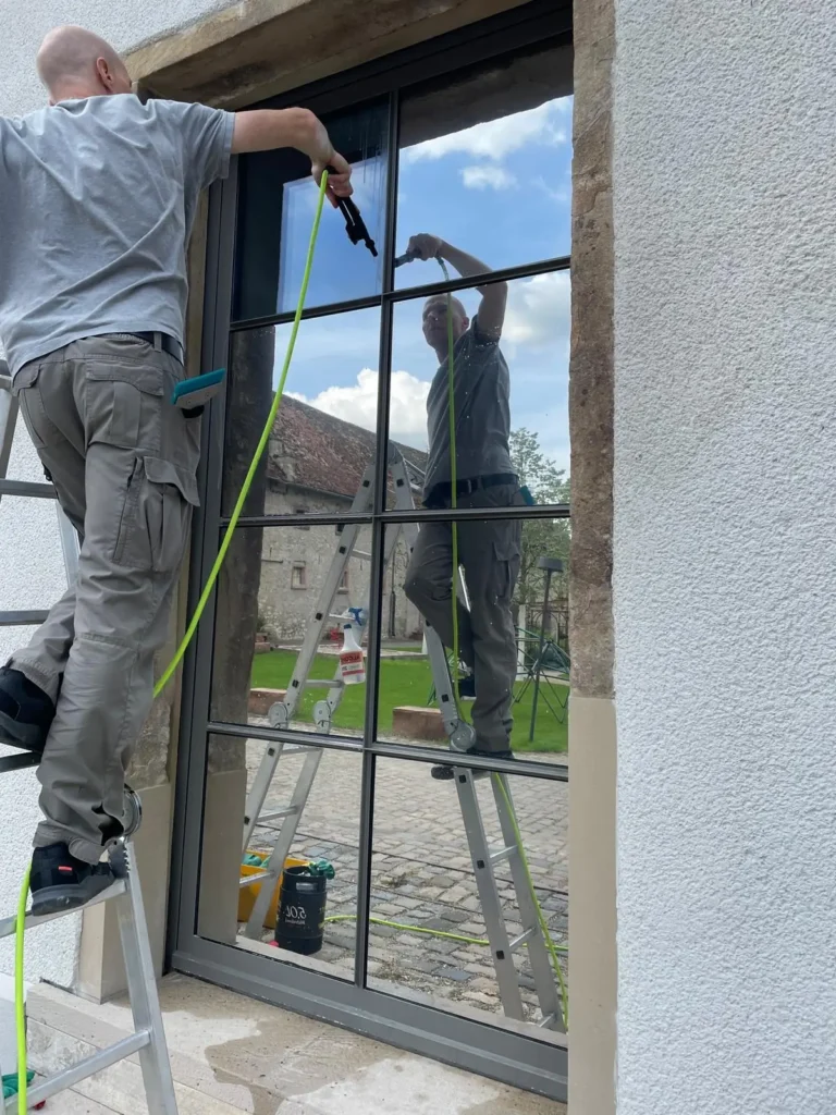 sonnenschutzfolie-bensheimer-hof-riedstadt-06-montage-oberer-bereich Verklebung der Sonnenschutzfolie im oberen Bereich eines Sprossenfensters