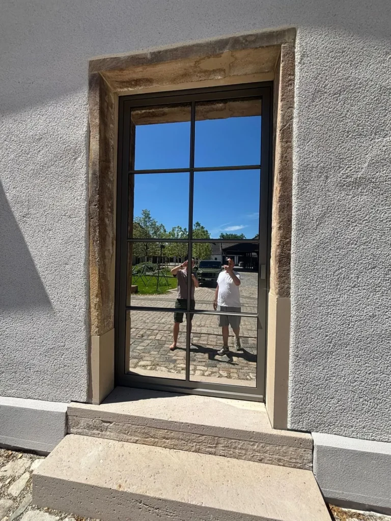 sonnenschutzfolie-bensheimer-hof-riedstadt-07-ergebnis-fenstertuer Bodentiefes Sprossenfenster mit Sonnenschutzfolie AX 20 nach der Montage