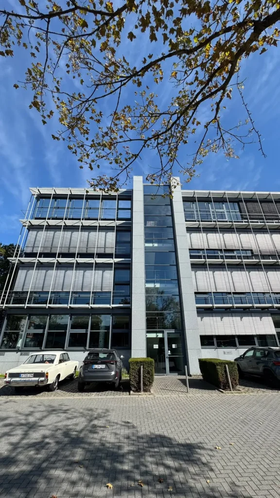 Pressehaus Offenbach: Bürogebäude mit Sonnenschutzfolie und folierten Unterlichtern