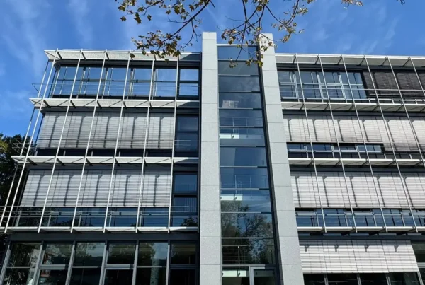 Pressehaus Offenbach: Bürogebäude mit Sonnenschutzfolie und folierten Unterlichtern