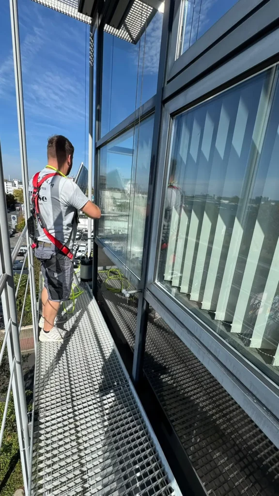 sonnenschutzfolie-pressehaus-offenbach-06-arbeiten-in-der-hoehe Gesicherte Folienmontage in großer Höhe am Pressehaus Offenbach