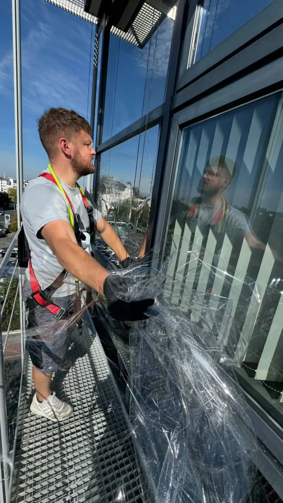 sonnenschutzfolie-pressehaus-offenbach-07-folienverarbeitung Verarbeitung der Folie direkt an der Fassade