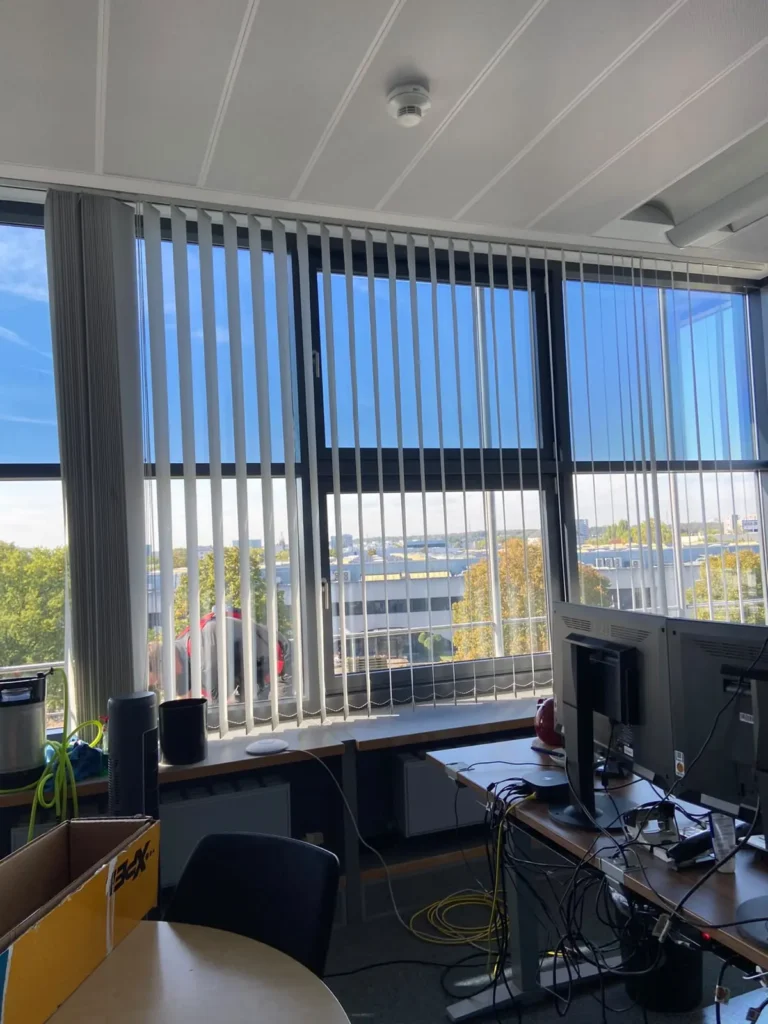sonnenschutzfolie-pressehaus-offenbach-08-buero-fensterflaeche Büroraum mit großer Fensterfläche im Pressehaus Offenbach