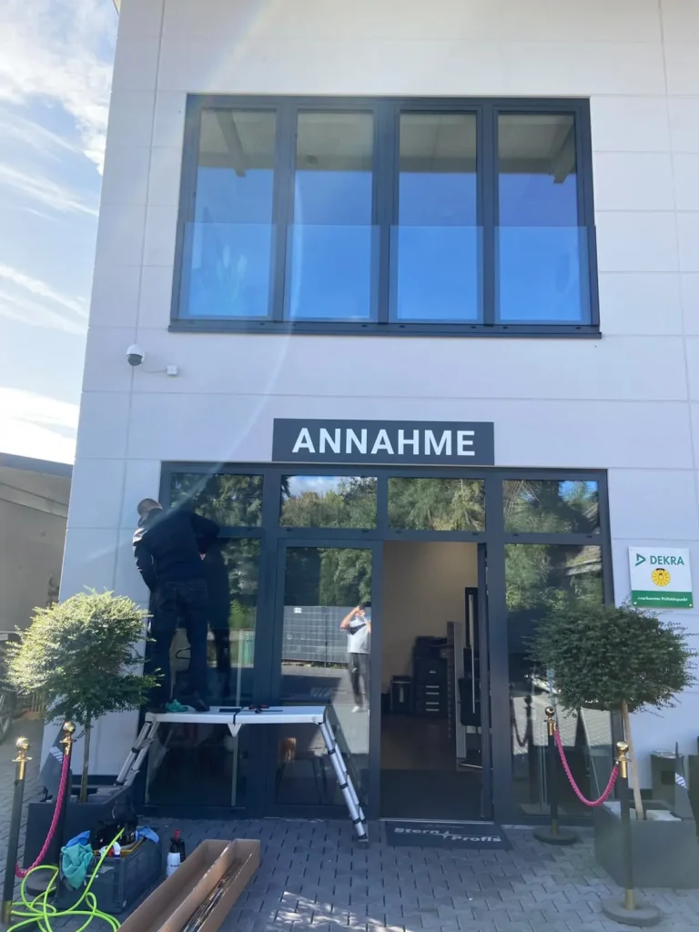 sonnenschutzfolie-stern-profis-bickenbach-03-aussenverklebung-eingang Außenverklebung der Sonnenschutzfolie im Eingangsbereich