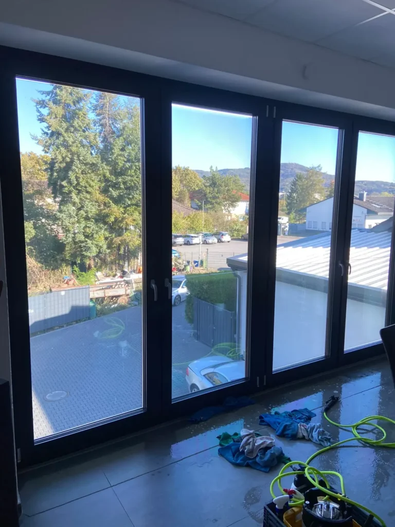 sonnenschutzfolie-stern-profis-bickenbach-04-bueroflaeche-innen Blick von innen durch die folierten Glasflächen der Büroräume