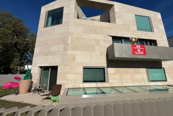 Moderne Villa in Frankfurt, sämtliche Fenster außen mit Sonnenschutzfolie AX 20 foliert