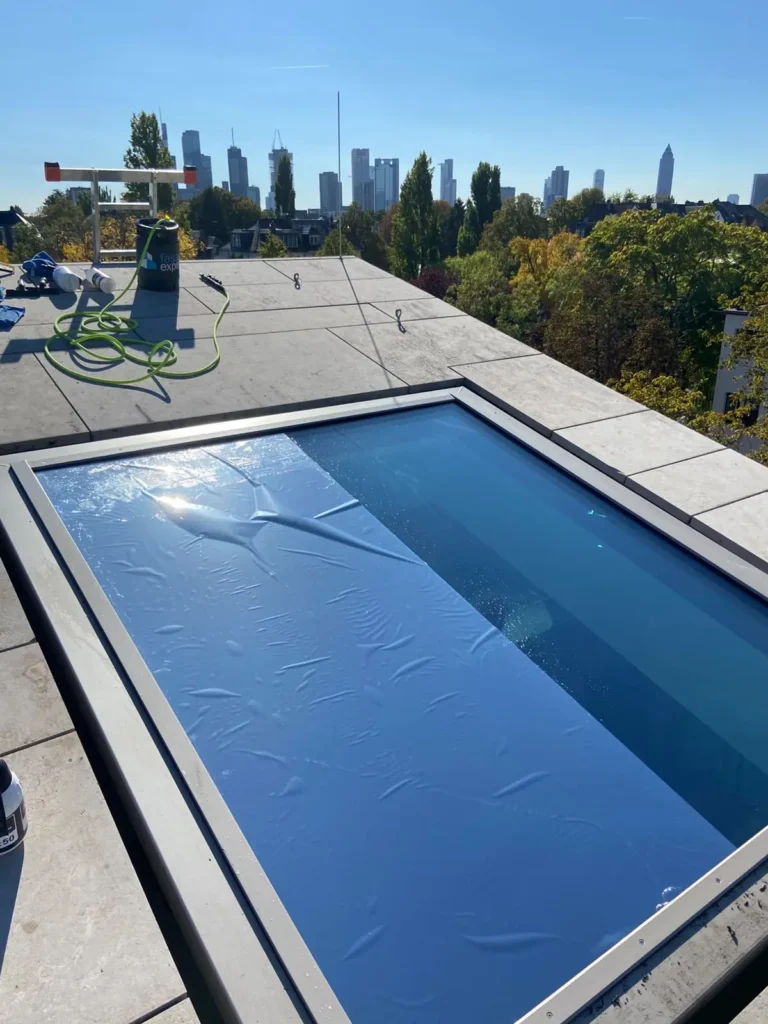 sonnenschutzfolie-villa-frankfurt-05-montage-dachoberlicht Verklebung der Sonnenschutzfolie auf einem Dachoberlicht während der Montage