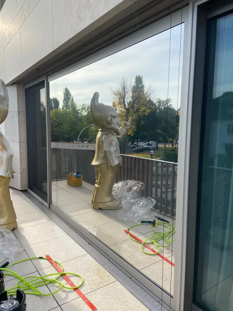 sonnenschutzfolie-villa-frankfurt-07-schiebetuer-montage Große Schiebetür der Villa während der Folierung
